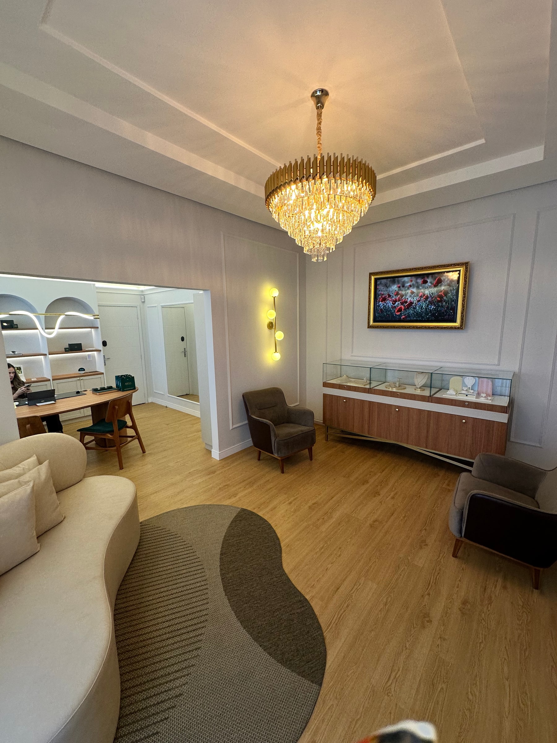 Ambiente da loja Akiva, com poltronas e vitrine de joias